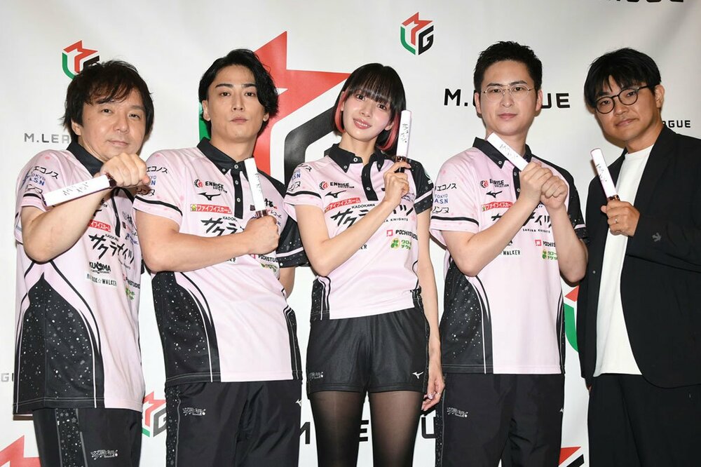 今季から尻無濱航(左から2人目)が加入