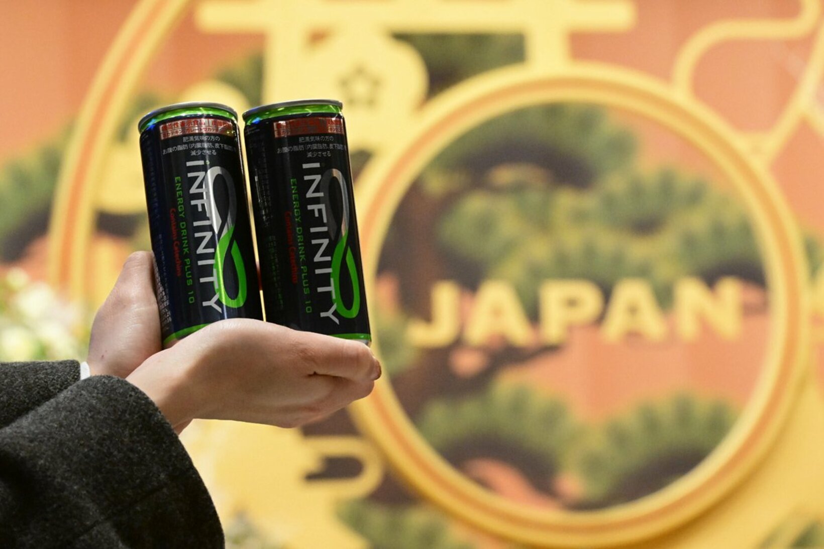 二階堂蓮は報道陣にエナジードリンクを差し入れた