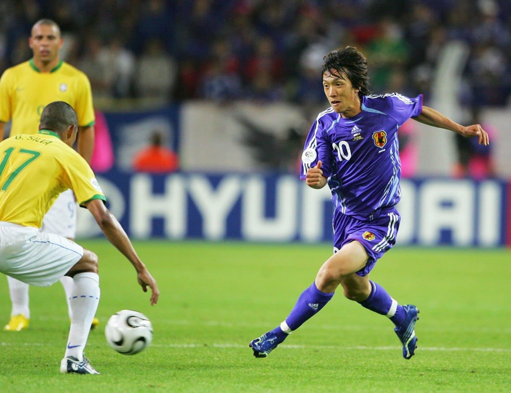 代表の10番を任され、横浜ＭのＯＢでもある中村俊輔氏(右＝2006年)