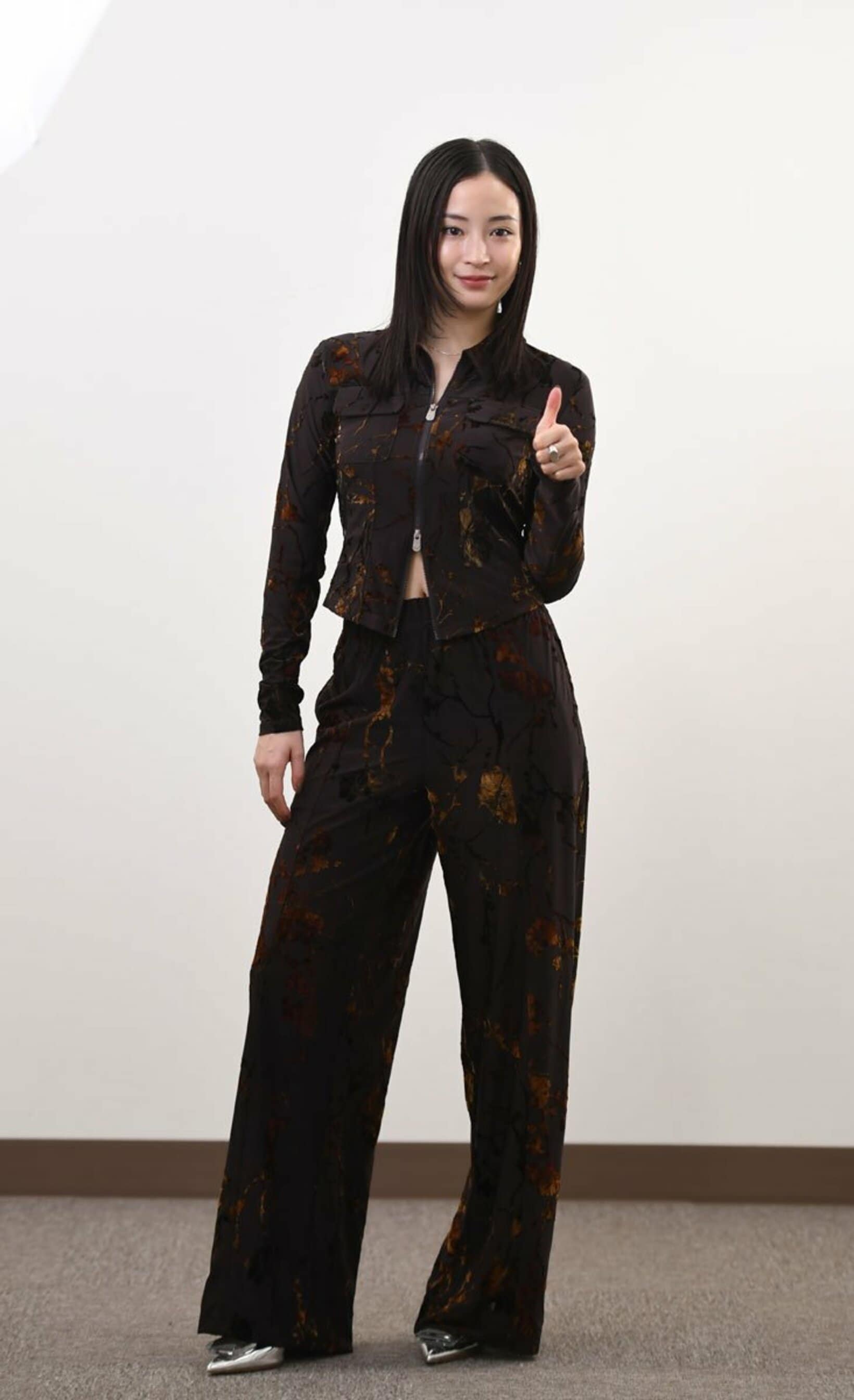 ポーズをとる広瀬すず