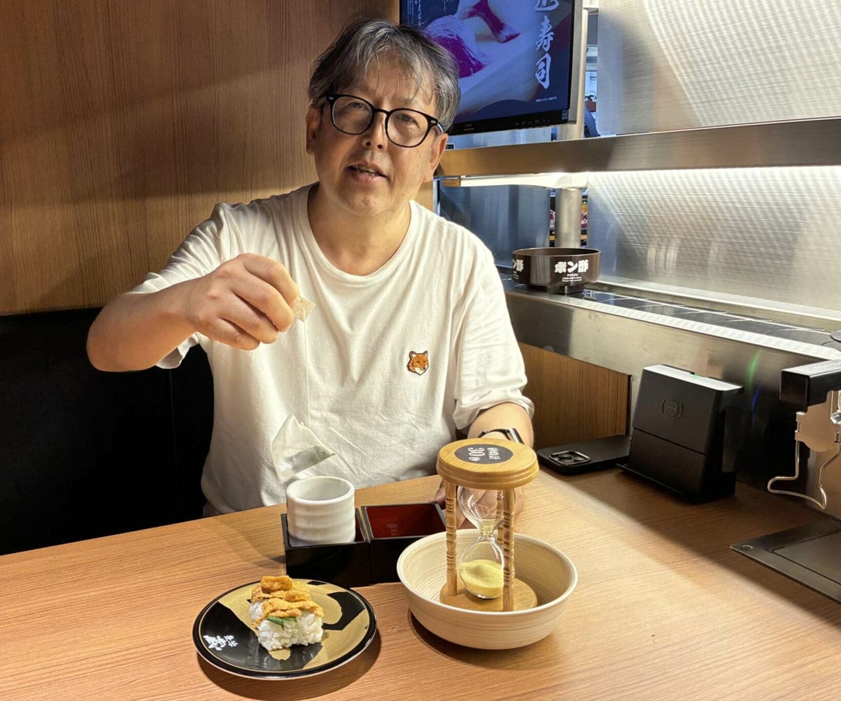 うにと日本茶のペアリングを楽しむ渡辺広明氏