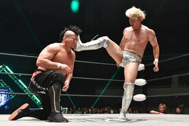 王者・清宮海斗(右)の顔面蹴りをもろに受けるYOICHI