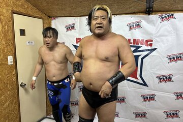 暴走専務復活の初陣を飾った諏訪魔（右）と佐藤光留