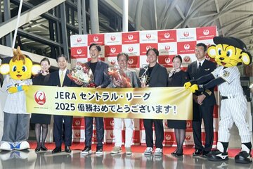 関西空港でＶ旅行出発式に出席した阪神・藤川監督(中央左)、粟井社長(同中)、村上頌樹(同右)