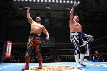 勝利したハツラツ（左）とウルティモ・ゲレーロ