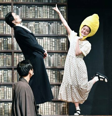  主演の鳳恵弥（左）とゲスト出演の市川美織-