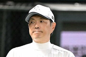 浮かない表情の小久保監督
