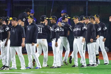 第２戦に勝利しナインを迎えるソフトバンク・小久保裕紀監督