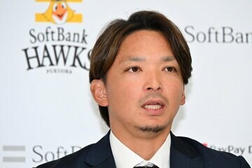 契約更改を終え会見する東浜巨