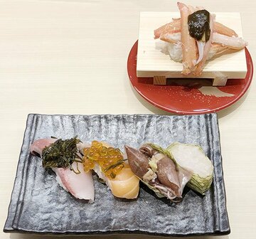  「富山湾４貫盛り」（手前）と「名物！紅ずわいがに富山盛り」