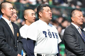 試合に勝利し校歌を歌う大阪桐蔭・西谷監督