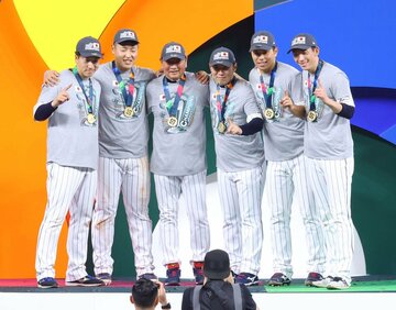 左から大勢　岡本和真　吉村禎章コーチ　村田善則コーチ　大城卓三　戸郷翔征