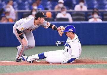  左中間を破り三塁を陥れる京田（右）