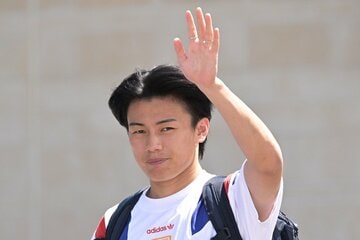 手を振る上田