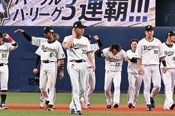 中嶋監督(中)ら全員でシーズン終了のセレモニーを行ったオリックス。手前右が杉本