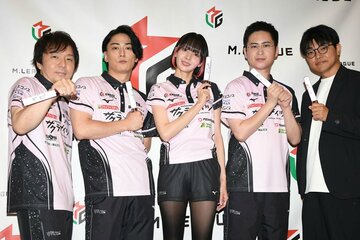 今季から尻無濱航（左から２人目）が加入