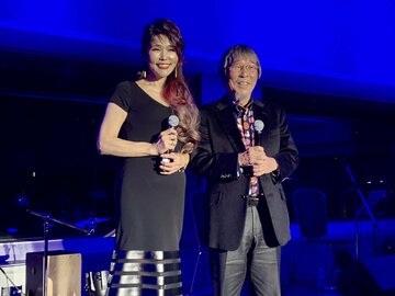  京王プラザホテルでディナーショーを行ったみつき愛(左)と岡千秋氏