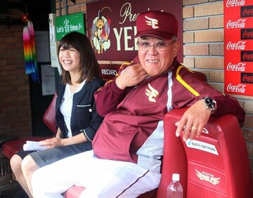  Qちゃんを隣に座らせ上機嫌のノムさんは…