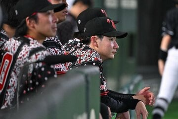 ベンチから試合を見つめる巨人・竹丸