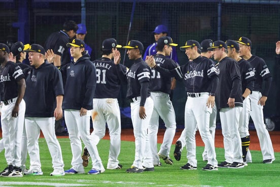 第２戦に勝利しナインを迎えるソフトバンク・小久保裕紀監督