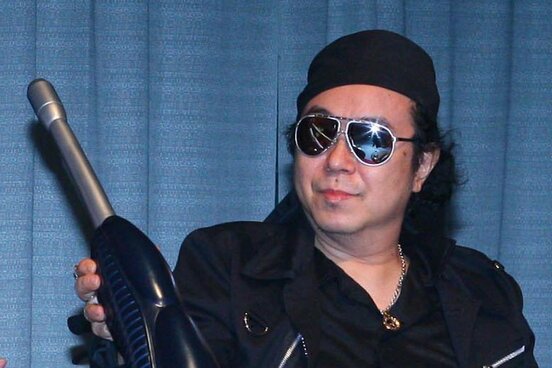 サイコガンを持つ寺沢武一氏(2008年)