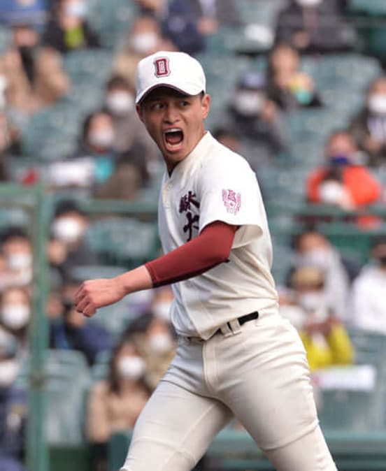  マウンドで雄叫びを上げる毛利