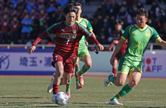 ドリブルで攻め込む尚志・臼井蒼悟
