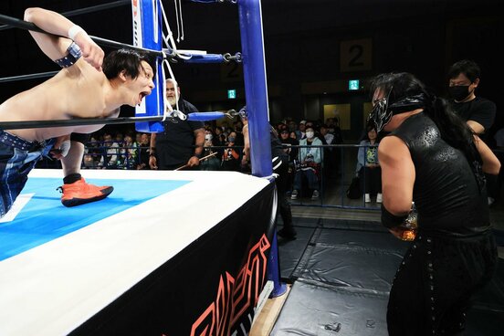 対戦を控えるIWGPジュニア王者のDOUKI(右)を、前哨戦で挑発するYOH