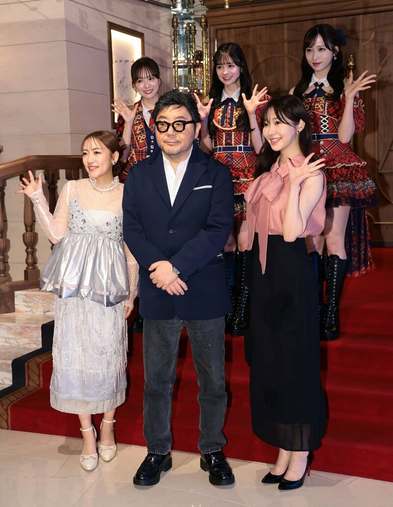 現役AKB(後方)に秋元康氏(中)、指原(右)から注文が…（©AKB48）