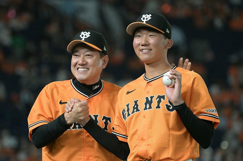 プロ初勝利の田中千晴（右）をたたえる原監督