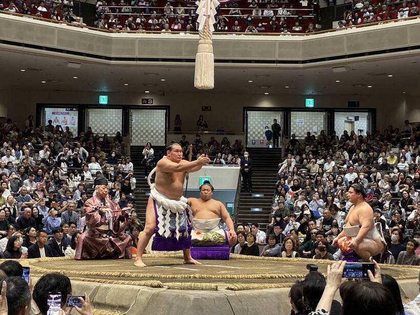横綱土俵入りを披露する豊昇龍