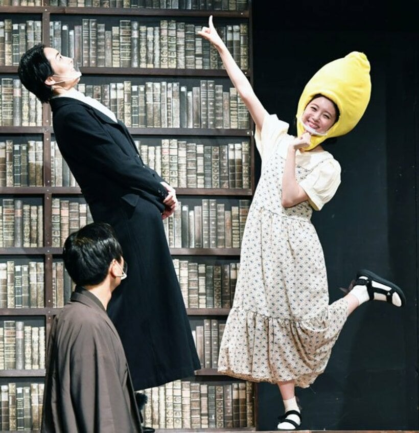  主演の鳳恵弥（左）とゲスト出演の市川美織-