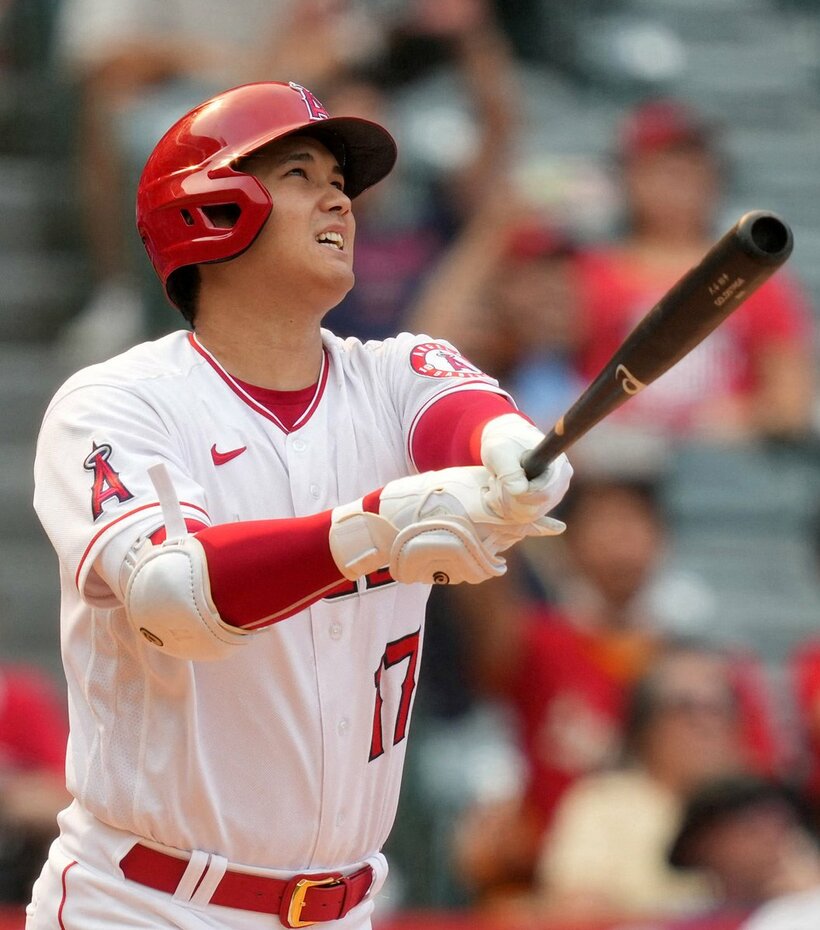  ７回、中越えに３３号を放つ大谷（ロイター＝ＵＳＡ　ＴＯＤＡＹ　Ｓｐｏｒｔｓ）