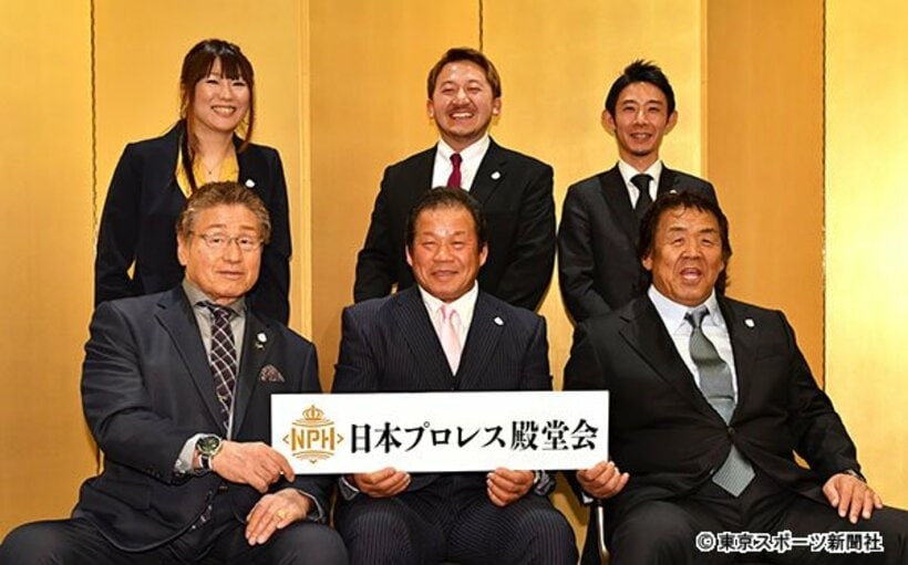  発足記者会見に出席した（前列左から）天龍、藤波　長州。（後列左から）嶋田紋奈氏、ＬＥＯＮＡ、池野慎太郎氏