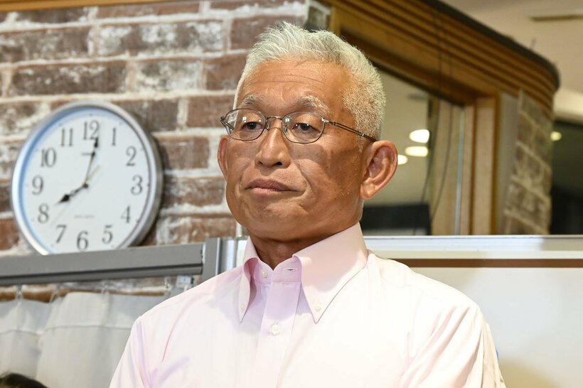 冷静な表情の泉房穂氏