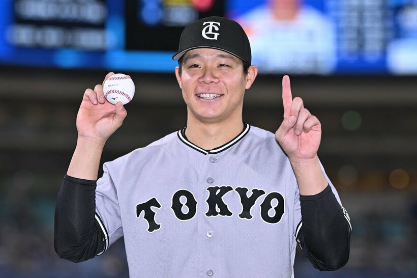 ホームランボールを手に笑顔の佐々木俊輔