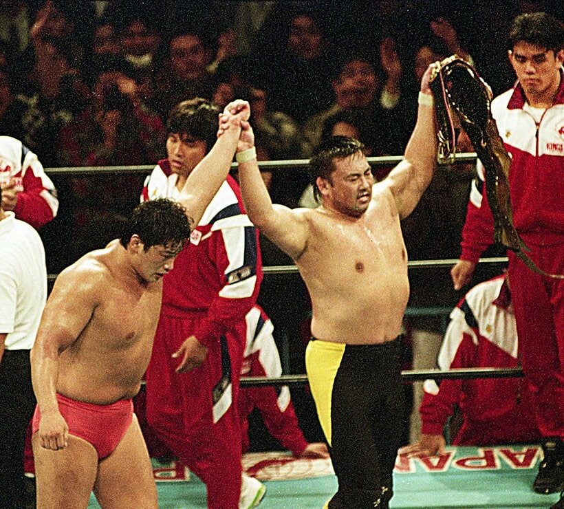 川田（右）と小橋の激闘に館内から「全日本」コールが湧き起こった（１９９５年１月、大阪府立）