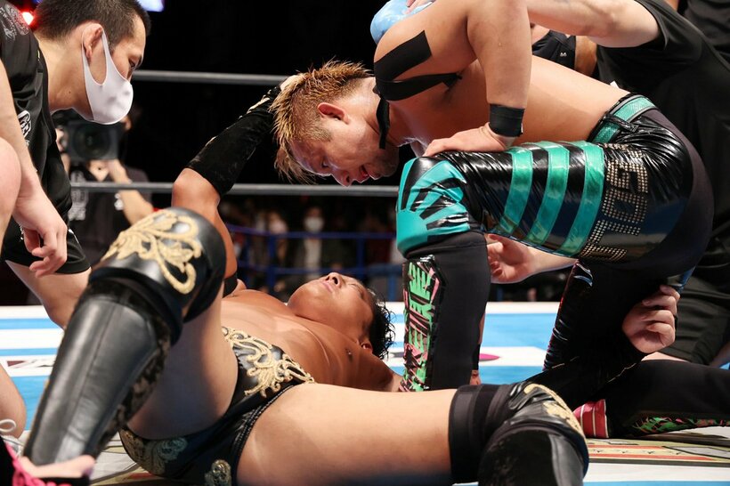  試合後、タイチ(下)を見下ろすYOSHI-HASHI
