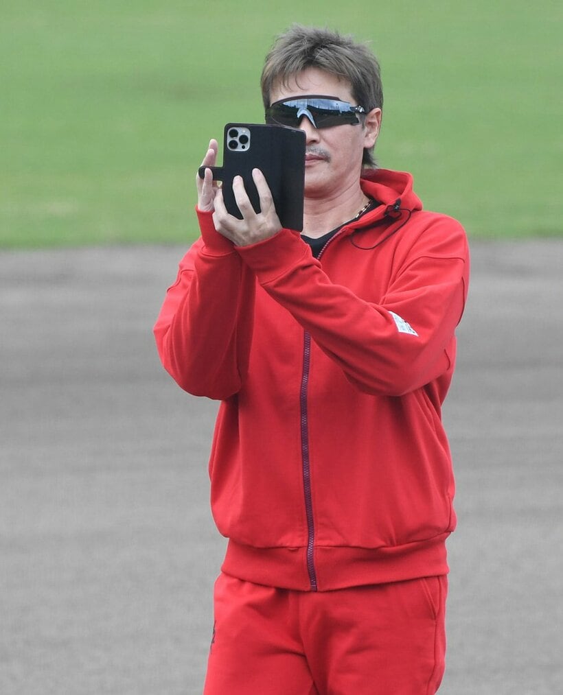  沖縄入り早々、練習する選手をスマホで撮影する日本ハム・新庄監督（東スポWeb）