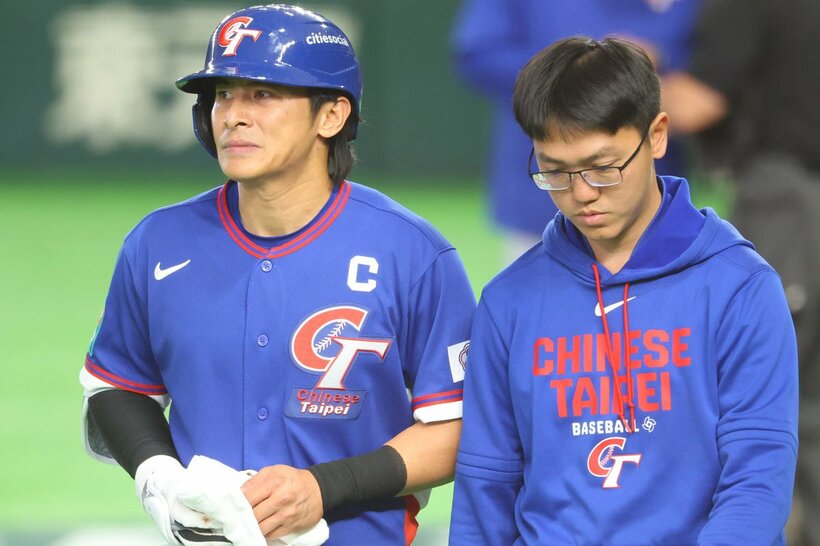 死球を受けたチェン・ジェシェン（左）