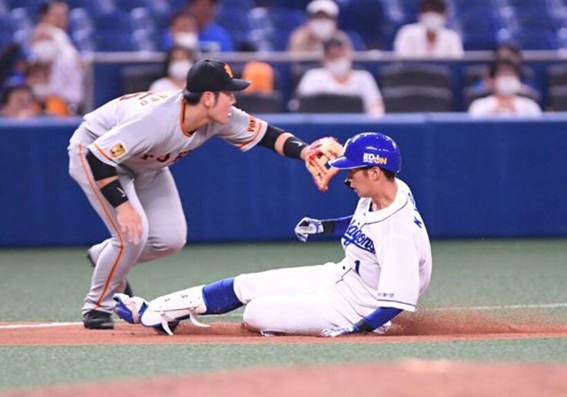  左中間を破り三塁を陥れる京田（右）