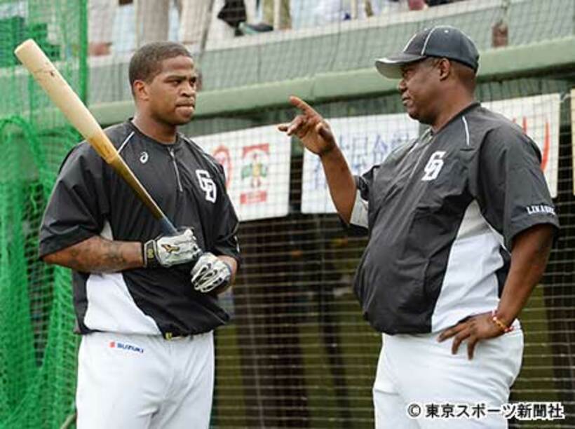 中日・ビシエド（左）を指導するリナレス巡回打撃コーチ