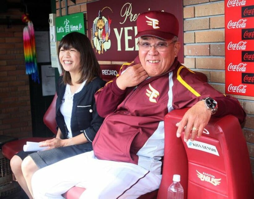  Qちゃんを隣に座らせ上機嫌のノムさんは…