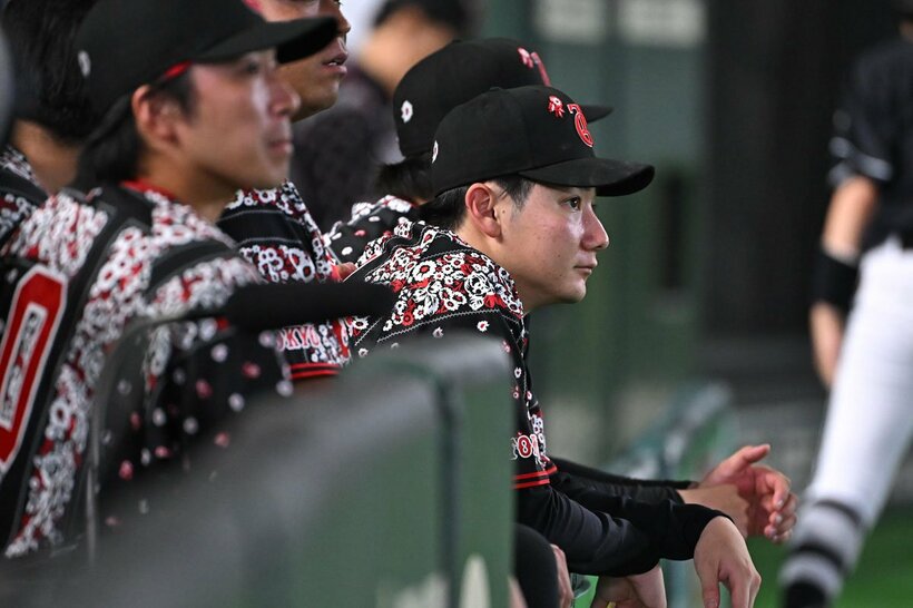 ベンチから試合を見つめる巨人・竹丸