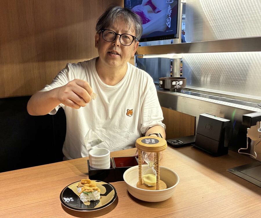 うにと日本茶のペアリングを楽しむ渡辺広明氏