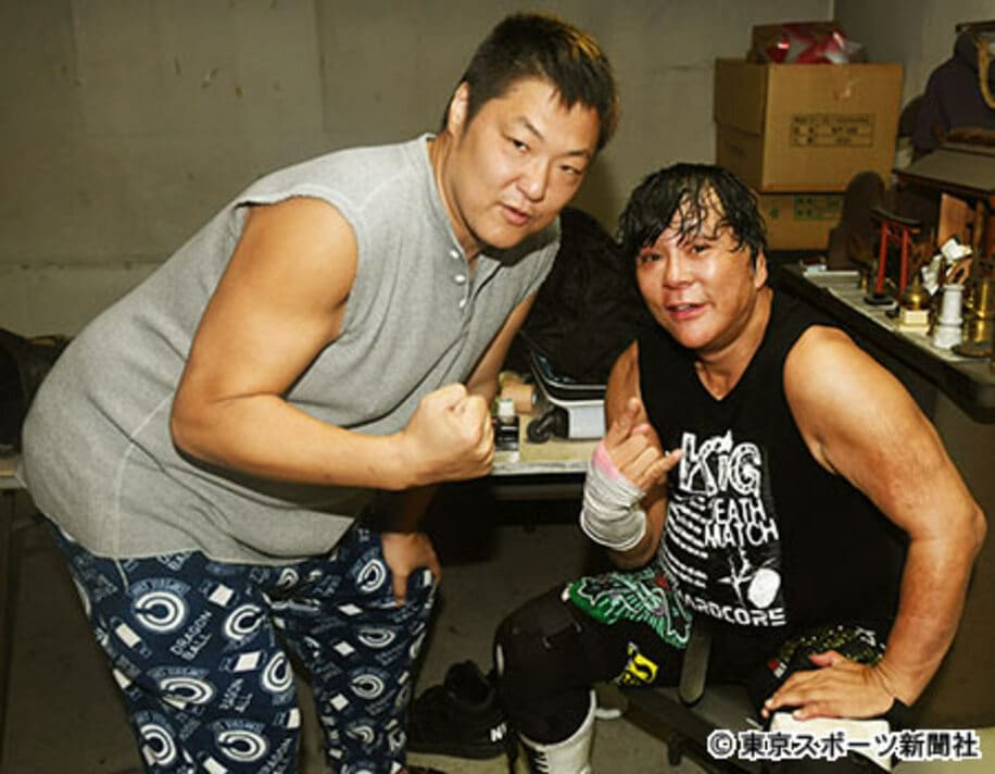  森嶋容疑者（左）は大仁田厚の復帰戦（１０月２８日、鶴見）にも顔を出していた