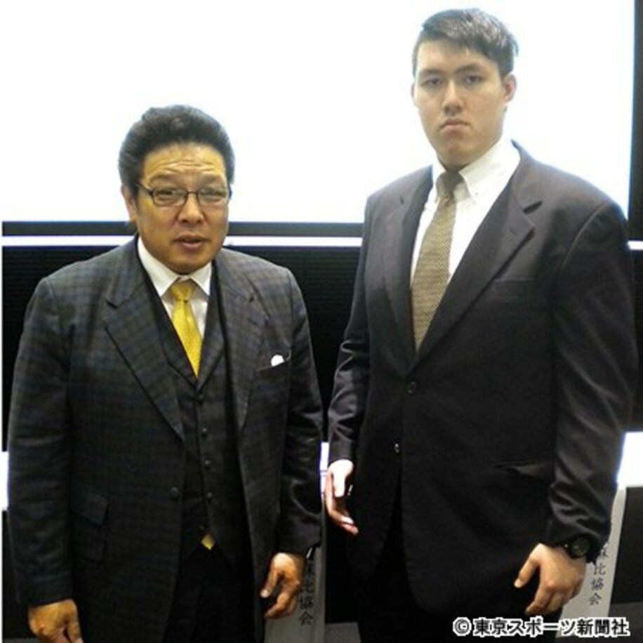 大鵬の孫・納谷幸男（右）がデビュー戦を行うことを発表した初代タイガーマスク