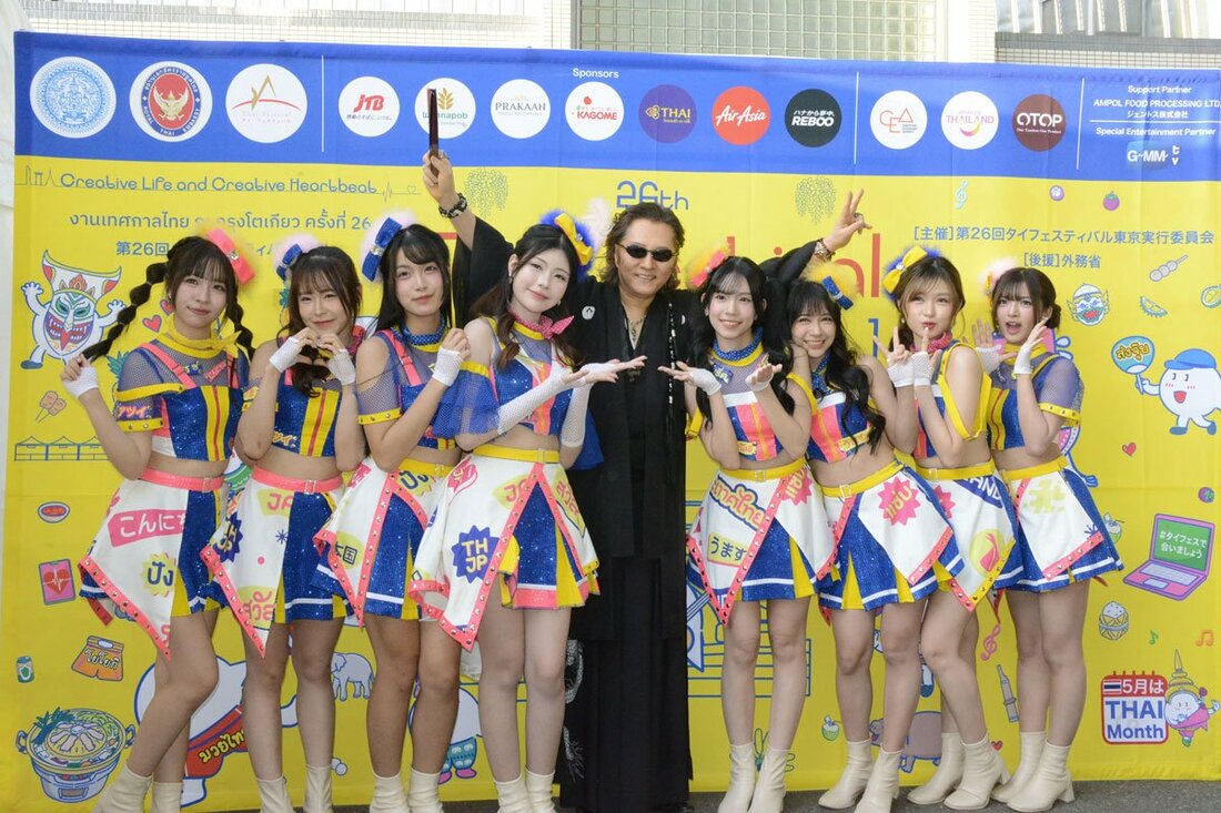 BNK48と記念撮影する石井竜也(中)