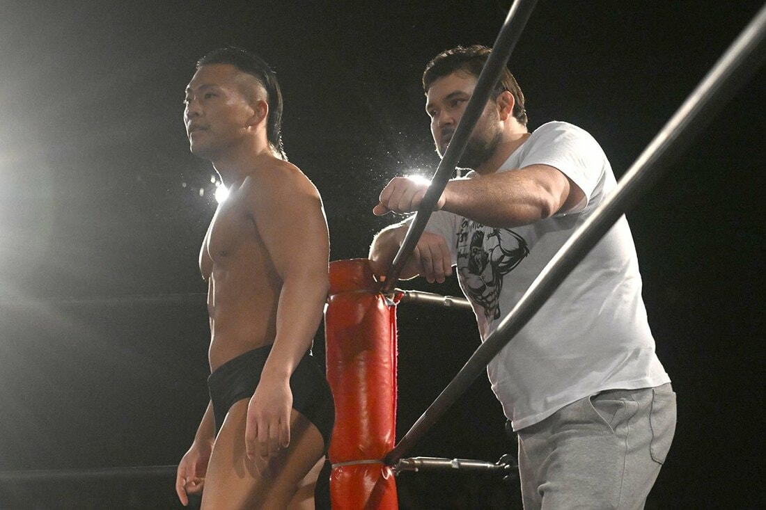 同じ新日本の松本達哉(左)のセコンドについたウルフアロン
