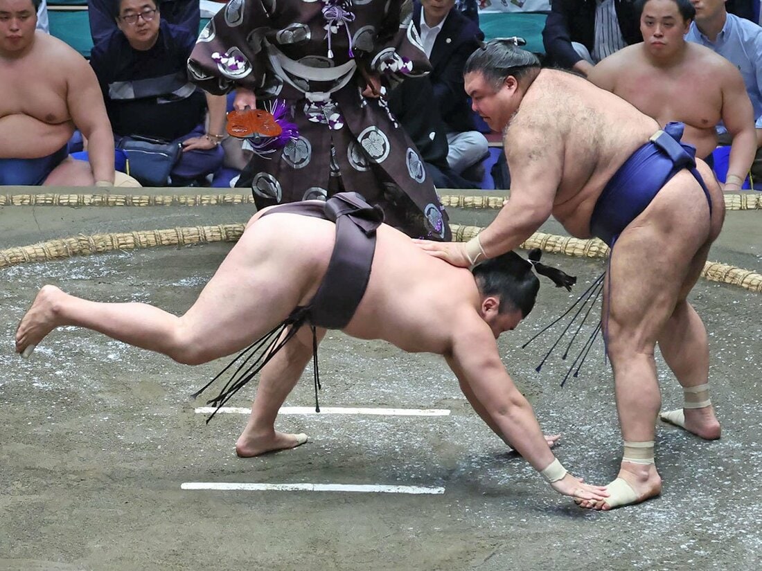 高安(右)の引き落としにあっさり手を突いてしまった霧島